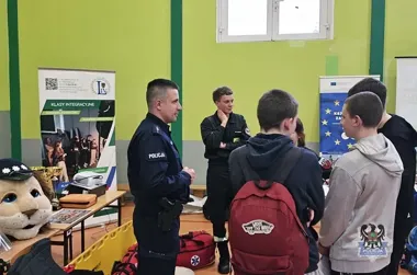 Policjanci z Wałbrzycha przyciągnęli ósmoklasistów do służby