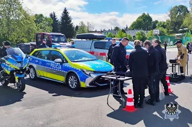 Quad, motocykle i policyjny profil - taki festyn przyciągnął ósmoklasistów z Wałbrzycha