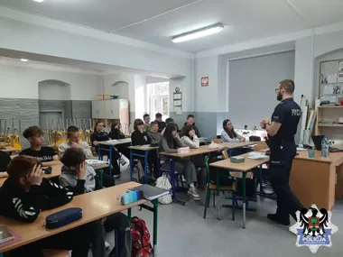 W Jugowicach policjanci ostrzegli uczniów przed hejtem w sieci