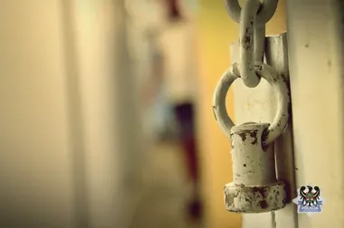 Na przesłuchanie przyszedł sam - po sprawdzeniu danych wyszedł w kajdankach