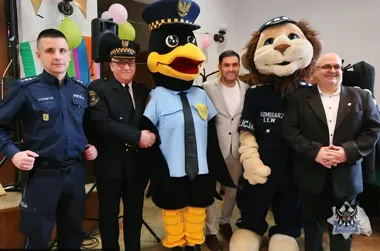 Policja na Dzień Kobiet w Śródmieściu - Komisarz Lew skradł show