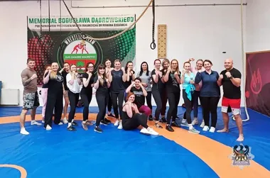 Policjanci pokazali, jak wyjść z chwytu - ważne szkolenie w Wałbrzychu