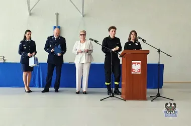 Na szkolnym zakończeniu w Wałbrzychu wręczyli dokumenty otwierające drogę do Policji