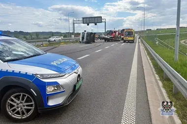 Laweta przewróciła auto na S3 - wystarczył błąd 62-latka
