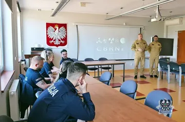 Strażacy uczyli policjantów z Wałbrzycha - w razie pożaru pierwsze minuty są decydujące