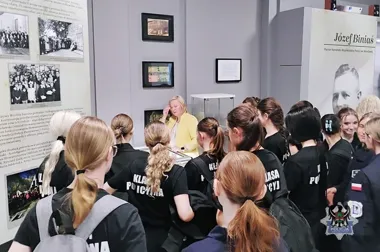 Wałbrzyscy uczniowie weszli do komendy i poznali policyjne kulisy