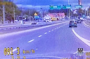 40-latka na wideorejestratorze - straciła prawo jazdy za 51 km/h ponad limit