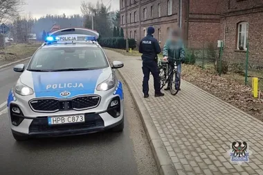 Rowerzyści wracają na drogi - Policja z Wałbrzycha ostrzega przed chwilą nieuwagi