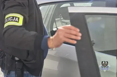 Przykleił tańszy kod i chciał wynieść drogi sprzęt z wałbrzyskiego marketu