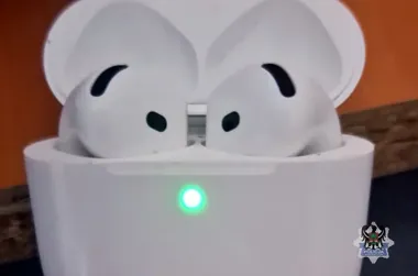 Znalazł słuchawki przy aucie i usłyszał zarzut. Policja je odzyskała