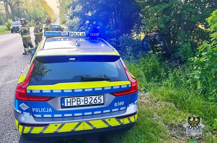 Dachowanie w Borównie. 20-latka za szybko, samochód w rowie