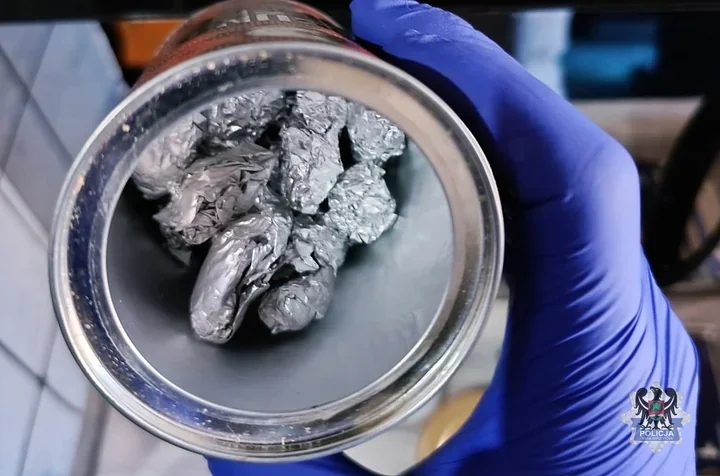 Miedź ze skrzynek poszła w zysk - zatrzymani włamywacz i paser