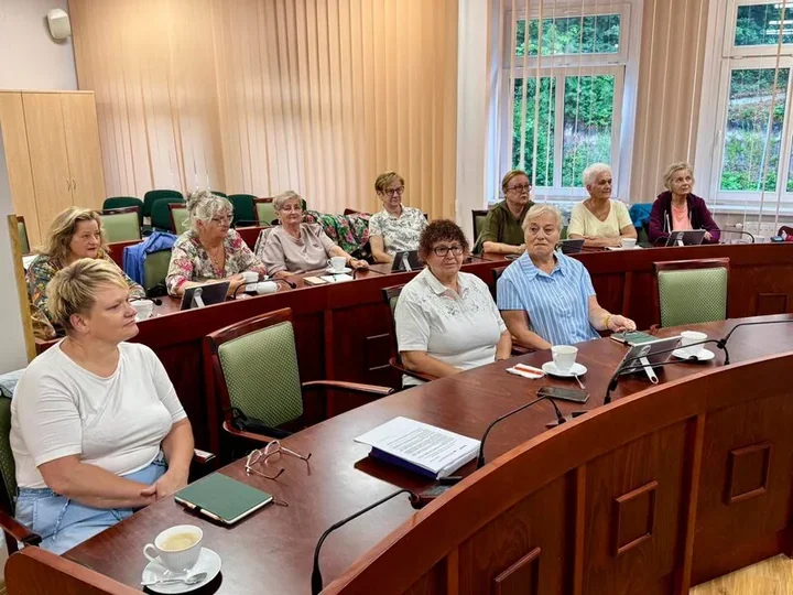 Członkinie Rady Seniorów uczą się bezpiecznego korzystania z sieci