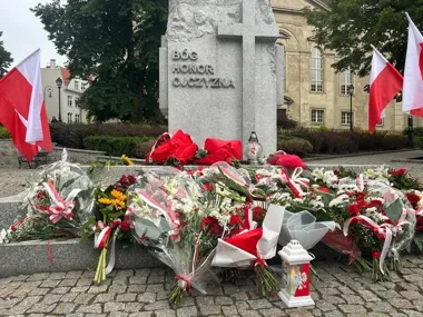 Pod pomnikiem w Wałbrzychu padły słowa o wolności i zniewoleniu